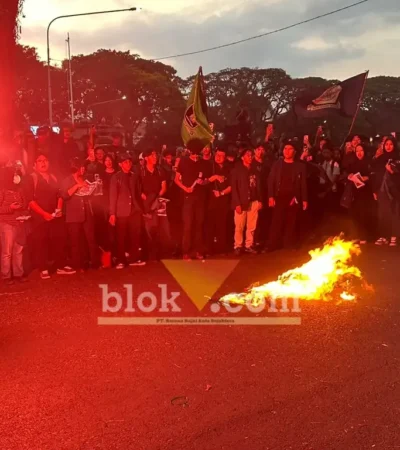 Ratusan Mahasiswa Amarah Brawijaya menggelar aksi demonstrasi dalam rangka Hari Tani di Depan Gedung DPRD Kota Malang. (Foto: blok-a.com / M Berril Labiq)