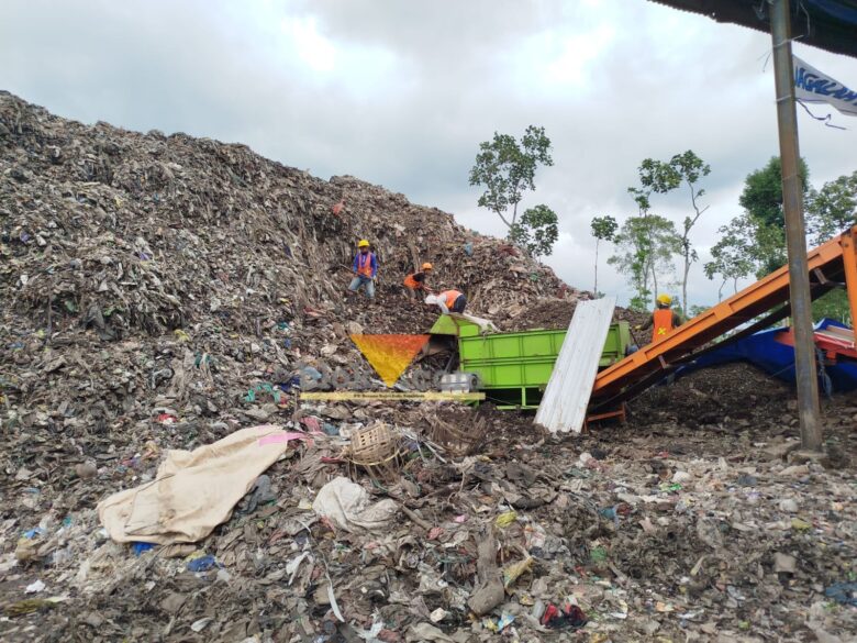 Tumpukan sampah yang berada di TPA Paras, Poncokusumo Kabupaten Malang (blok-a.com / Yogga Ardiawan)