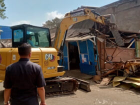 Proses pembongkaran bangunan liar yang berada di kawasan Gor Ken Arok, Kecamatan Kedungkandang Kota Malang oleh Satpol PP (Istimewa)