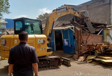 Proses pembongkaran bangunan liar yang berada di kawasan Gor Ken Arok, Kecamatan Kedungkandang Kota Malang oleh Satpol PP (Istimewa)
