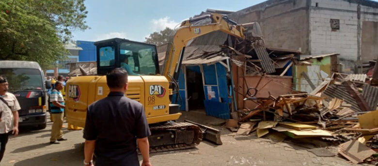 Proses pembongkaran bangunan liar yang berada di kawasan Gor Ken Arok, Kecamatan Kedungkandang Kota Malang oleh Satpol PP (Istimewa)