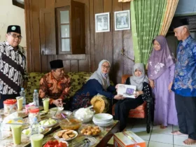 Jajaran pimpinan Kampus Unisma saat mengunjungi mahasiswa baru penyandang disabilitas di Mojokerto. (foto: Humas Unisma)