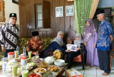 Jajaran pimpinan Kampus Unisma saat mengunjungi mahasiswa baru penyandang disabilitas di Mojokerto. (foto: Humas Unisma)