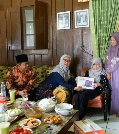 Jajaran pimpinan Kampus Unisma saat mengunjungi mahasiswa baru penyandang disabilitas di Mojokerto. (foto: Humas Unisma)