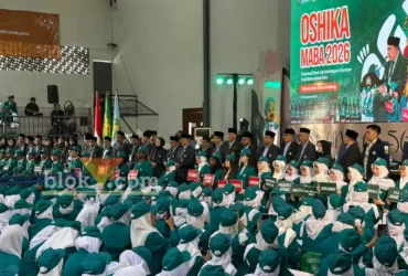 Jajaran pimpinan Universitas Islam Malang (Unisma) saat berfoto dengan mahasiswa baru di Pembukaan OSHIKA MABA 2026. (foto: blok-a.com/ M Berril Labiq)