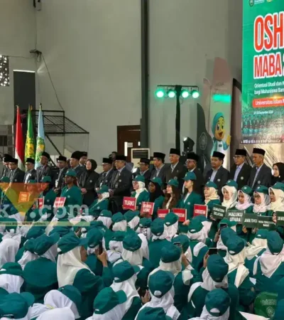 Jajaran pimpinan Universitas Islam Malang (Unisma) saat berfoto dengan mahasiswa baru di Pembukaan OSHIKA MABA 2026. (foto: blok-a.com/ M Berril Labiq)