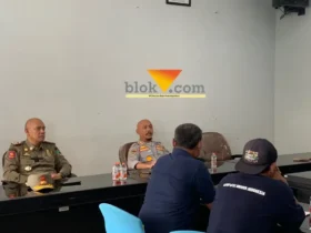 Kadishub Kota Malang, Widjaja Saleh Putra didampingi Kasatpol PP Kota Malang, Prayitno saat audiensi dengan sopir angkot di Kantor Dishub Kota Malang, Senin (28/9/2026) (foto: blok-a.com/Bob Bimantara Leander)