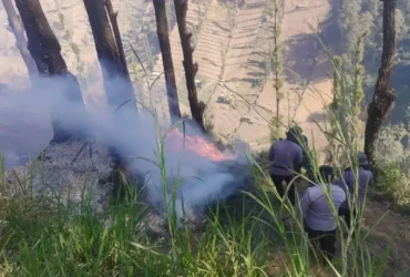 Karhutla Bromo hari kedua, titik api di Jemplang sulit dipadamkan karena medan curam (foto: dok. Polres Malang)