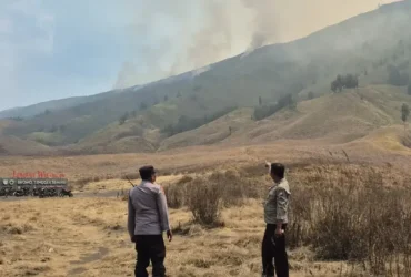 Karhutla Bromo mengarah ke Malang, petugas gabungan siaga di Jemplang antisipasi api merembet (foto: dok. Polres Malang)