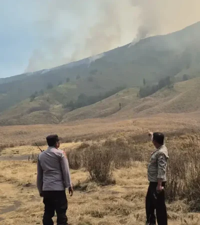 Karhutla Bromo mengarah ke Malang, petugas gabungan siaga di Jemplang antisipasi api merembet (foto: dok. Polres Malang)