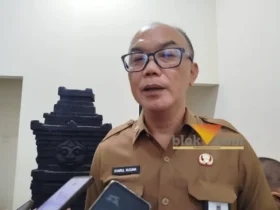 Kepala Dinas Pekerjaan Umum Bina Marga Kabupaten Malang, Khairul Isnaidi Kusuma saat diwawancarai awak media (foto: blok-a.com / Yogga Ardiawan)