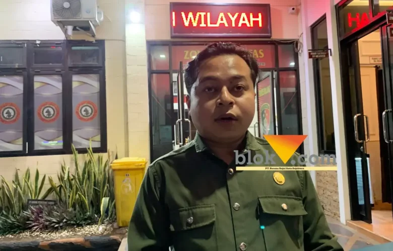 Kuasa Hukum Hadi Wiyono alias Pak Dur, Nur Mochammad saat diwawancarai awak media (foto: blok-a.com / Yogga Ardiawan)