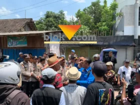 Massa aksi saat berkomunikasi dengan pihak kepolisian saat akan menuju kediaman Hadi Wiyono alias Dur (foto: blok-a.com / Yogga Ardiawan)