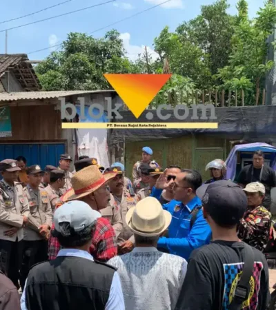 Massa aksi saat berkomunikasi dengan pihak kepolisian saat akan menuju kediaman Hadi Wiyono alias Dur (foto: blok-a.com / Yogga Ardiawan)