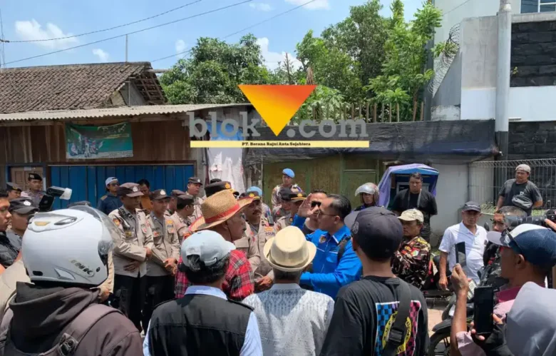 Massa aksi saat berkomunikasi dengan pihak kepolisian saat akan menuju kediaman Hadi Wiyono alias Dur (foto: blok-a.com / Yogga Ardiawan)