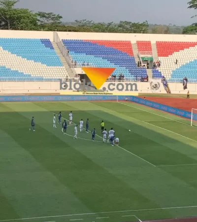Penalti Careca selamatkan Arema FC dari kekalahan saat menghadapi Persik Kediri (foto: blok-a.com / Yogga Ardiawan)