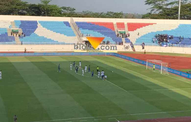 Penalti Careca selamatkan Arema FC dari kekalahan saat menghadapi Persik Kediri (foto: blok-a.com / Yogga Ardiawan)