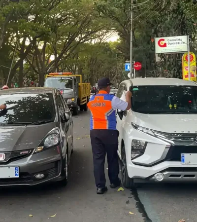 Penertiban parkir liar di Jalan Bandung oleh Dishub Kota Malang (foto: dok. Dishub Kota Malang for blok-a.com)