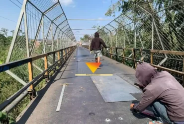 Pengerjaan Jembatan Balak yang menghubungkan Kecamatan Kedungkandang dengan Kecamatan Sukun oleh DPUPRPKP Kota Malang (foto: blok-a.com / Yogga Ardiawan)