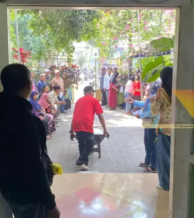 Penyaluran bantuan beras di Kelurahan Pisang Candi, Kota Malang, Rabu (2/9/2026) (foto: blok-a/Bob Bimantara Leander)