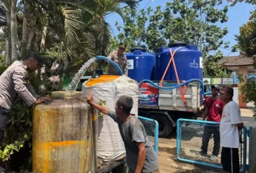 Puluhan tandon warga Sumberpucung disuplai air bersih di tengah kekeringan (foto: Polres Malang)