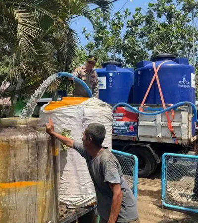 Puluhan tandon warga Sumberpucung disuplai air bersih di tengah kekeringan (foto: Polres Malang)