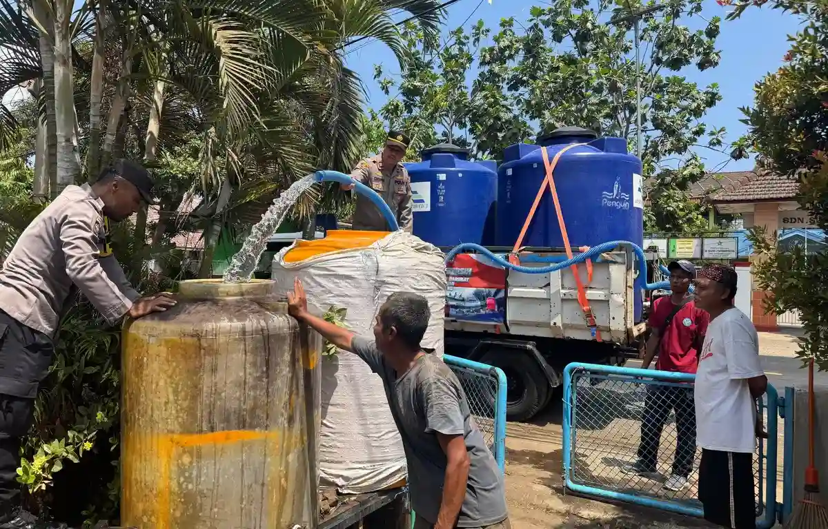 Puluhan Tandon Warga Sumberpucung Disuplai Air Bersih di Tengah Kekeringan