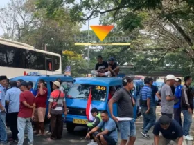 Sopir angkot demo di depan kantor Dishub Kota Malang, Kelurahan Arjosari Kecamatan Blimbing (foto: blok-a.com / Yogga Ardiawan)