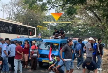 Sopir angkot demo di depan kantor Dishub Kota Malang, Kelurahan Arjosari Kecamatan Blimbing (foto: blok-a.com / Yogga Ardiawan)