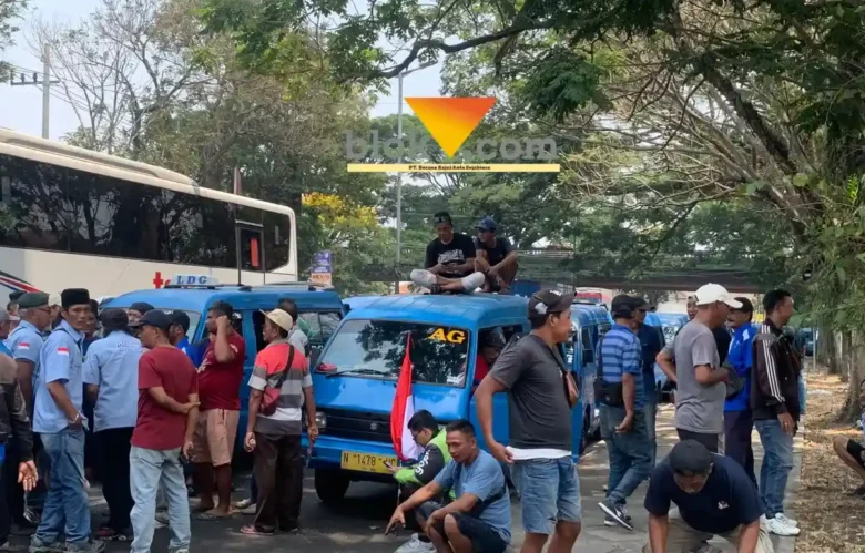 Sopir angkot demo di depan kantor Dishub Kota Malang, Kelurahan Arjosari Kecamatan Blimbing (foto: blok-a.com / Yogga Ardiawan)