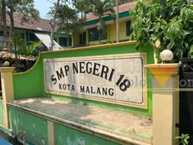 Tampak depan SMPN 18 Malang, Senin (28/9/2026) (foto: blok-a.com/Bob Bimantara Leander)