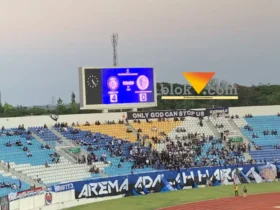 Papan skor menampilkan skor kemenangan Arema vs Isenmulang Kalteng, 4 -0 di Laga Perdana BRI Super League (foto: blok-a.com / Yogga Ardiawan)