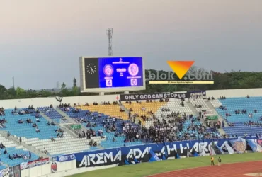 Papan skor menampilkan skor kemenangan Arema vs Isenmulang Kalteng, 4 -0 di Laga Perdana BRI Super League (foto: blok-a.com / Yogga Ardiawan)