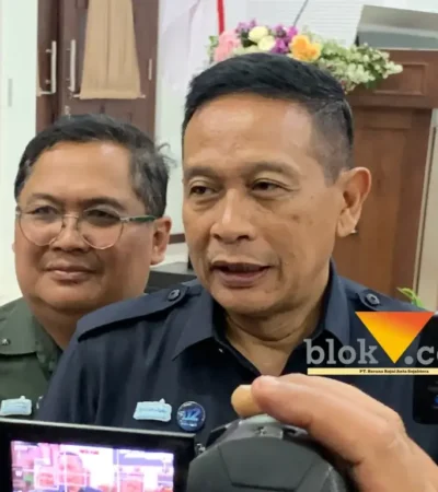 Wali Kota Malang, Wahyu Hidayat bersama Pj Sekda, R Dandung Djulhardjanto saat diwawancarai awak media (foto: blok-a.com / Yogga Ardiawan)