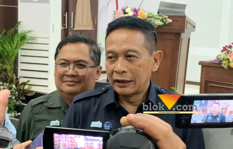 Wali Kota Malang, Wahyu Hidayat bersama Pj Sekda, R Dandung Djulhardjanto saat diwawancarai awak media (foto: blok-a.com / Yogga Ardiawan)
