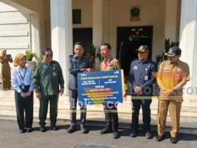 Caption: Wali Kota Malang, Wahyu Hidayat menyeragkan santunan PPPK yang meninggal saat bertugas, Senin (14/9/2026) (foto: blok-a.com/Bob Bimantara Leander)