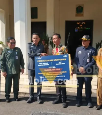 Caption: Wali Kota Malang, Wahyu Hidayat menyeragkan santunan PPPK yang meninggal saat bertugas, Senin (14/9/2026) (foto: blok-a.com/Bob Bimantara Leander)