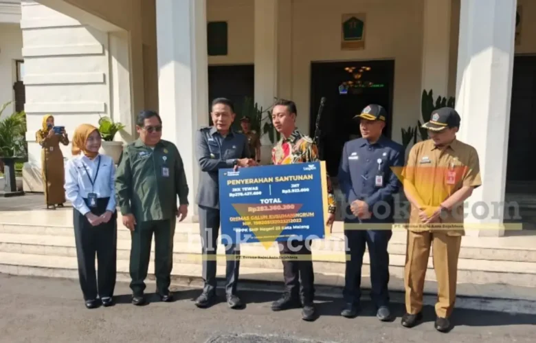 Caption: Wali Kota Malang, Wahyu Hidayat menyeragkan santunan PPPK yang meninggal saat bertugas, Senin (14/9/2026) (foto: blok-a.com/Bob Bimantara Leander)