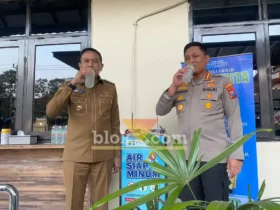 Wali Kota Malang Wahyu Hidayat bersama Kapolresta Malang Kota Danang Setiyo saat mencoba anjungan air siap minum. (foto: blok-a.com/ M Berril Labiq)
