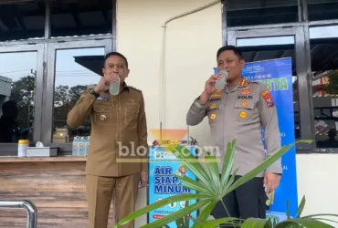 Wali Kota Malang Wahyu Hidayat bersama Kapolresta Malang Kota Danang Setiyo saat mencoba anjungan air siap minum. (foto: blok-a.com/ M Berril Labiq)