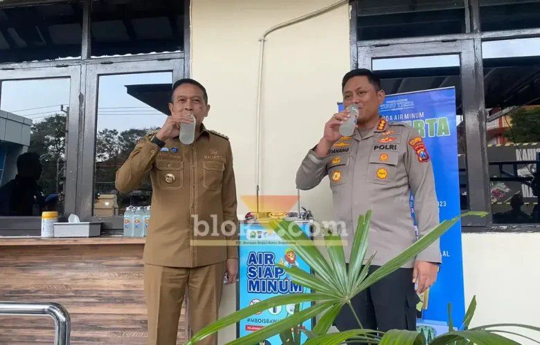 Wali Kota Malang Wahyu Hidayat bersama Kapolresta Malang Kota Danang Setiyo saat mencoba anjungan air siap minum. (foto: blok-a.com/ M Berril Labiq)