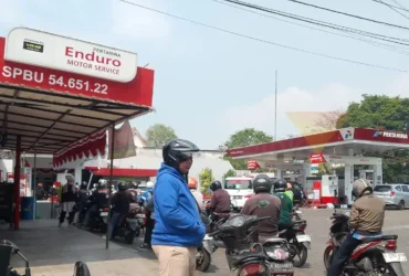 Warga antre berburu BBM bersubsidi di salah satu SPBU di Kota Malang (foto: blok-a/Bob Bimantara Leander)