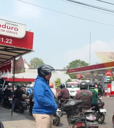 Warga antre berburu BBM bersubsidi di salah satu SPBU di Kota Malang (foto: blok-a/Bob Bimantara Leander)