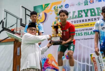 Rektor Unisma saat menyerahkan trofi ke Juara turnamen voli Lustrum IX Unisma (dok: Humas Unisma)