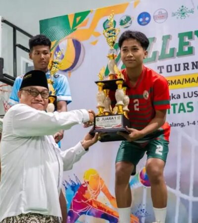 Rektor Unisma saat menyerahkan trofi ke Juara turnamen voli Lustrum IX Unisma (dok: Humas Unisma)