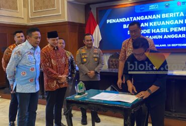 Penandatanganan penyerahan bantuan keuangan partai politik Kota Malang oleh Sekretaris DPC PDI Perjuangan Kota Malang, Wanedi dan disaksikan Wali Kota Malang, Wahyu Hidayat, Jumat (18/9/2026) (blok-a/Bob Bimantara Leander)