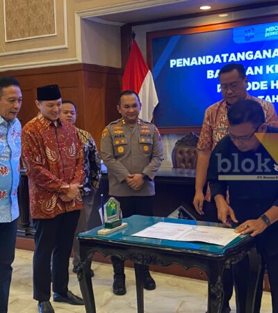 Penandatanganan penyerahan bantuan keuangan partai politik Kota Malang oleh Sekretaris DPC PDI Perjuangan Kota Malang, Wanedi dan disaksikan Wali Kota Malang, Wahyu Hidayat, Jumat (18/9/2026) (blok-a/Bob Bimantara Leander)