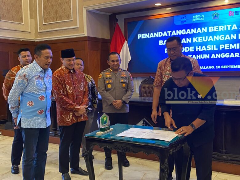 Penandatanganan penyerahan bantuan keuangan partai politik Kota Malang oleh Sekretaris DPC PDI Perjuangan Kota Malang, Wanedi dan disaksikan Wali Kota Malang, Wahyu Hidayat, Jumat (18/9/2026) (blok-a/Bob Bimantara Leander)