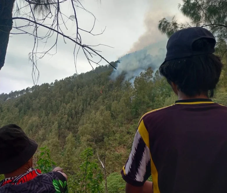 Titik api yang masih terlihat di Gunung Kawi, Kabupaten Malang (BPBD Kabupaten Malang)