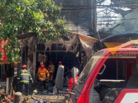 Petugas Pemadam Kebakaran sedang melakukan pendinganan di warung madura yang terbakar, Selasa (22/9/2026) (blok-a/Bob Bimantara Leander)